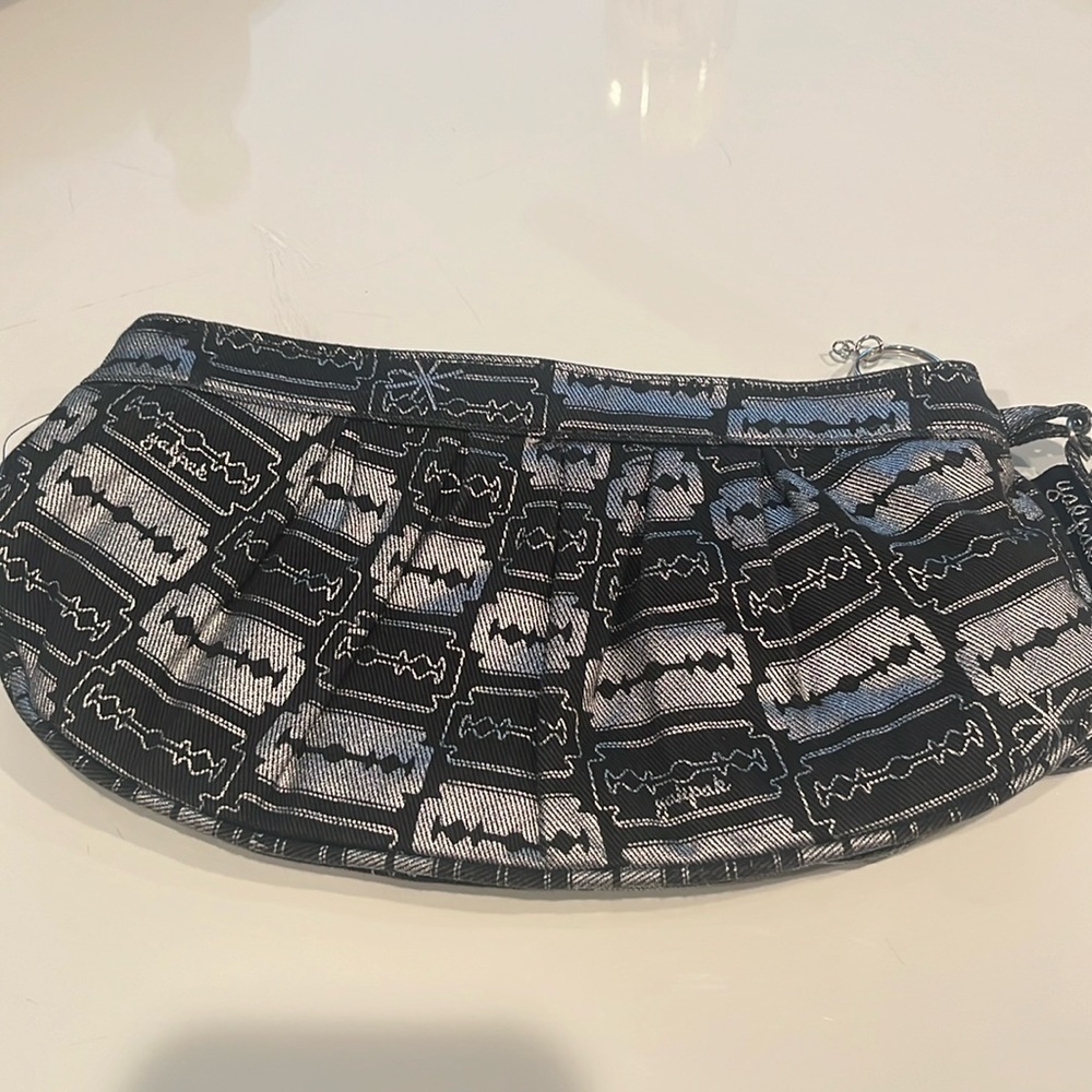 Wristlet purse